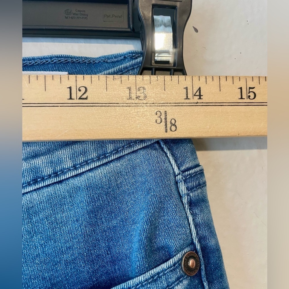 NWT DG2 by Diane Gilman Signature Classic Stretch Jean Capri Embellished Size 28 - Picture 9 of 9